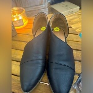 Cynthia Rowley “Eddie” black cut out flats in EUC. size 9. Faux Leather.